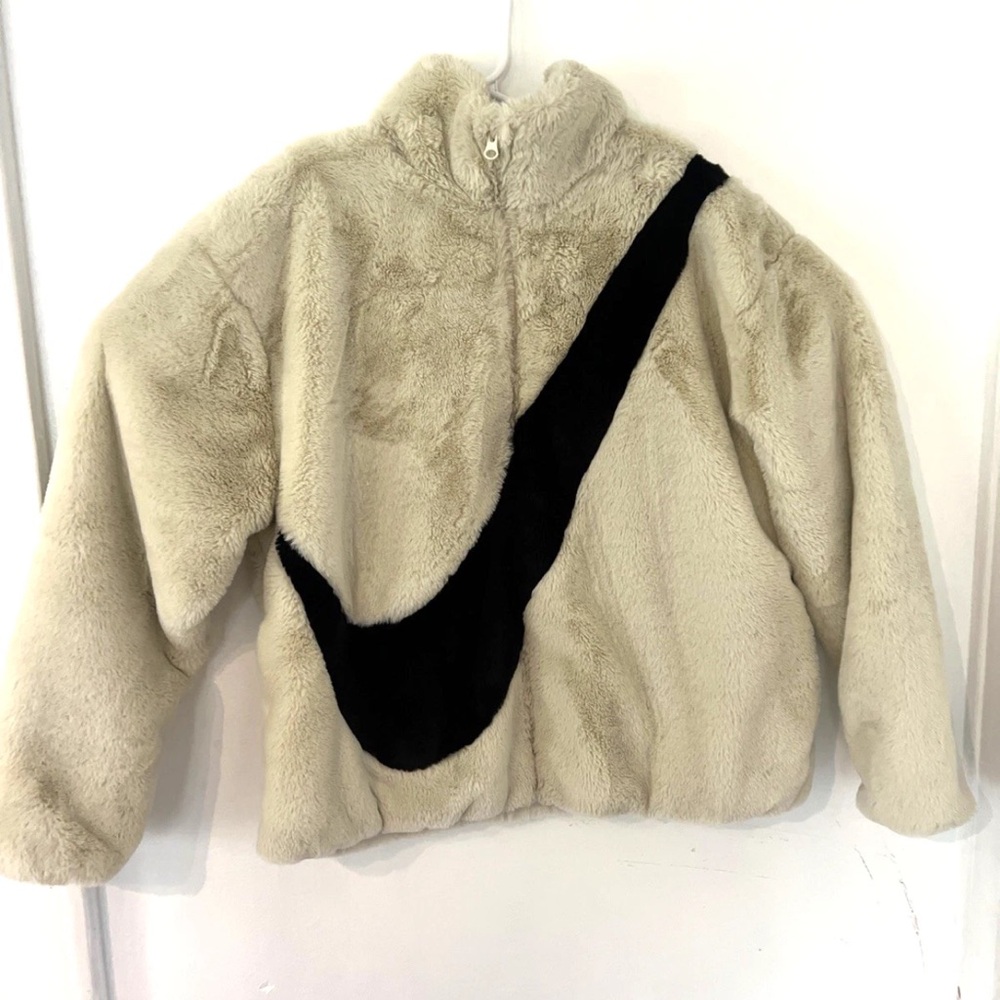 Nike Fluffy Cream & Black Swoosh Logo Faux Fur Jacket Coat Women Sz S Oversized